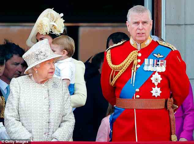 Andrew wird voraussichtlich am 13. Juni neben der Queen zum Garter Day auf Schloss Windsor erscheinen, trotz der Folgen seines Missbrauchsskandals und der Verbindungen zum Pädophilen Jeffrey Epstein (The Queen und Prince Andrew im Bild 2019 bei Trooping The Colour).