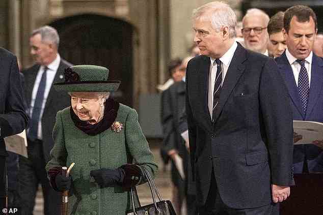 Königin Elizabeth II. und Prinz Andrew (Mitte rechts) treffen am Dienstag, den 29. März 2022, zu einem Dankgottesdienst für das Leben von Prinz Philip, Herzog von Edinburgh, in der Westminster Abbey in London ein