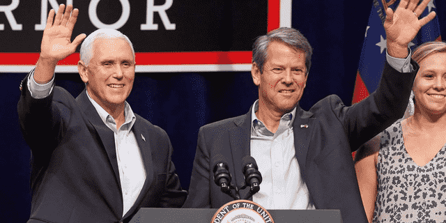 DATEI – Der frühere Vizepräsident Mike Pence und der Gouverneur von Georgia, Brian Kemp, tun sich im November 2018 auf dem Wahlkampfpfad in Dalton, Georgia, zusammen.
