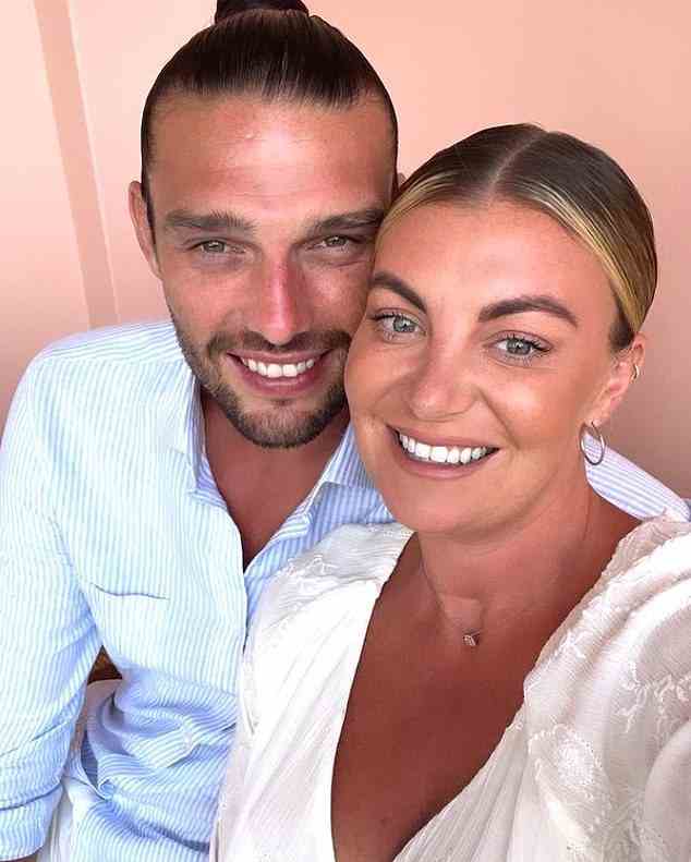 Behauptungen: Andy Carrolls Verlobte Billi Mucklow hat ihn Berichten zufolge aus ihrem WhatsApp-Profil gelöscht, nachdem er neben einer blonden Bardame in Dubai eingeschlafen war
