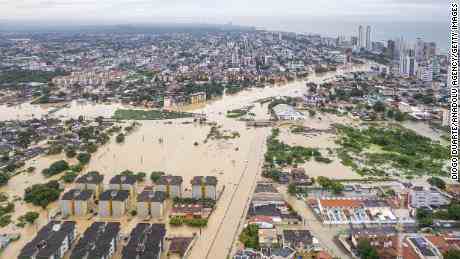 Eine Luftaufnahme aus der Region Olinda in Recife nach Überschwemmungen und Erdrutschen, die durch starke Regenfälle in Pernambuco, Brasilien, am 29. Mai 2022 verursacht wurden. 