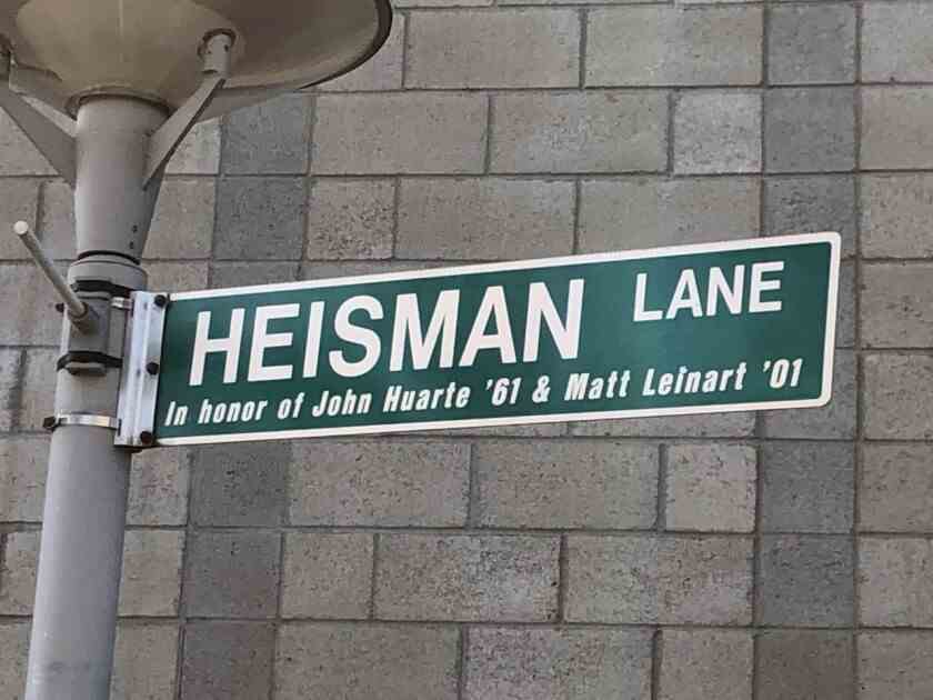 Das Heisman Lane-Schild von Mater Dei muss aktualisiert werden, indem der Name Bryce Young '21 hinzugefügt wird.