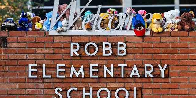 Erinnerungsstücke schmücken am 28. Mai 2022 ein provisorisches Denkmal für die Opfer der Schießerei vor der Robb Elementary School in Uvalde, Texas. 