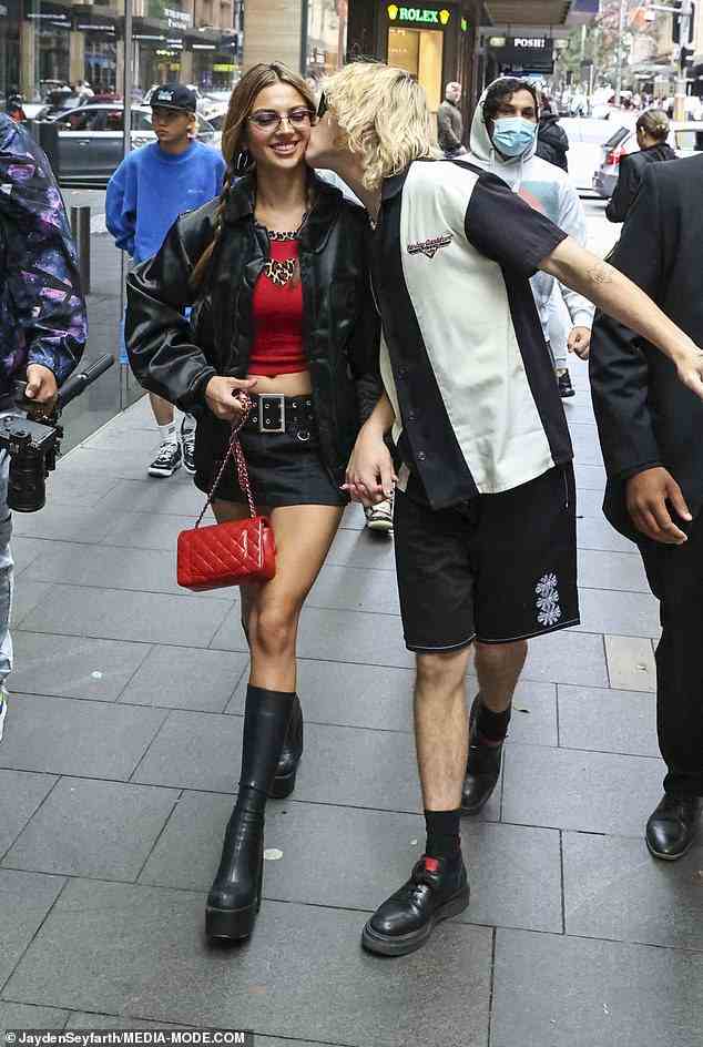 Packen auf dem PDA!  Am Samstag teilte The Kid Laroi einen Knutschfleck mit seiner Freundin Katarina Deme, als sie in Sydneys Pitt Street Mall einkaufen gingen, umgeben von seinen SECHS Leibwächtern