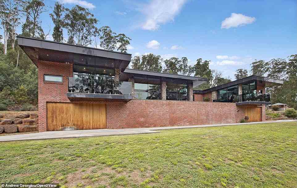 Auf einem 20 Hektar großen Grundstück, umgeben von üppigem Buschland, befindet sich dieses architektonisch gestaltete Haus mit auffälligen Kopfsteinpflasterwänden