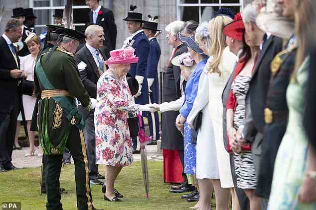 Anerkennung: Der Monarch begrüßt Gäste bei einer Gartenparty 2018 in Edinburgh