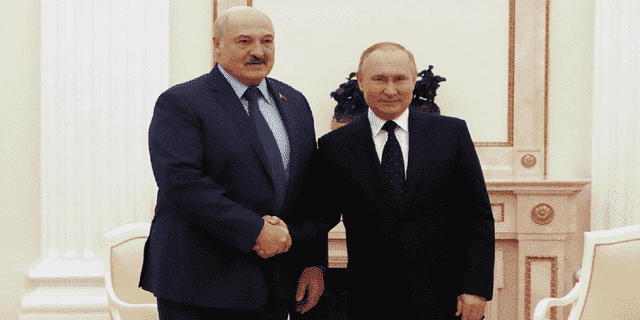 Der russische Präsident Wladimir Putin (rechts) trifft sich am 11. März im Kreml in Moskau mit seinem weißrussischen Amtskollegen Alexander Lukaschenko. 