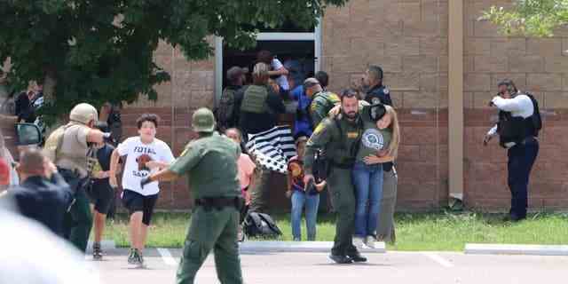 Kinder flüchten in Sicherheit, nachdem sie während einer Massenerschießung in der Robb-Grundschule aus einem Fenster geflohen sind, wo ein Schütze am 24. Mai 2022 in Uvalde, Texas, USA, neunzehn Kinder und zwei Erwachsene tötete. 