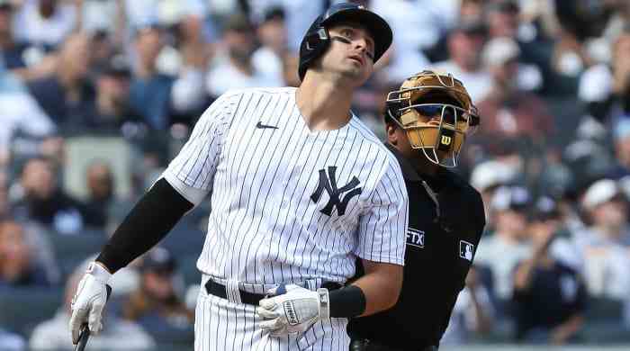 New York Yankees linken Feldspieler Joey Gallo Uhren Foul Ball