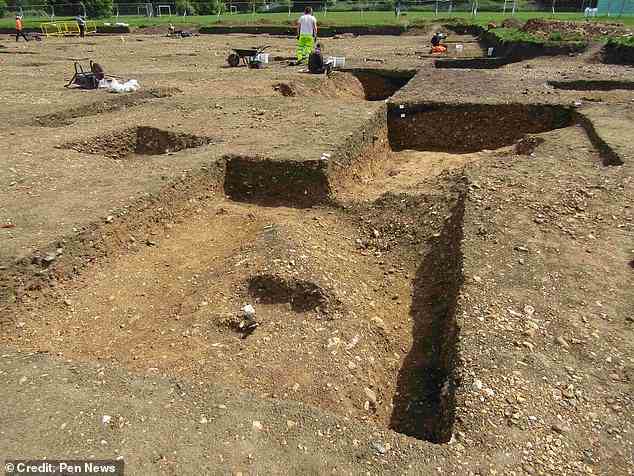 Das antike römische Äquivalent einer Tankstelle am Straßenrand wurde in Hertfordshire ausgegraben.  Im Bild: die ausgegrabenen Keller ehemaliger Gebäude