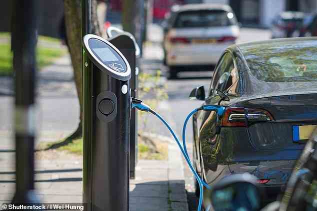 Experten von AA und RAC sagen, dass Elektrofahrer, die gezwungen sind, ihre Autos auf der Straße aufzuladen, bestraft werden, indem sie mehr Mehrwertsteuer auf ihren Strom zahlen müssen als diejenigen, die zu Hause aufladen können