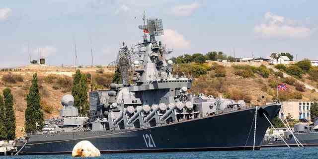 Der russische Raketenkreuzer Moskva, das Flaggschiff der russischen Schwarzmeerflotte, liegt am 11. September 2008 im Schwarzmeerhafen von Sewastopol vor Anker. 
