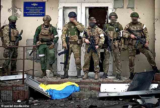 Wagner-Söldner posieren in Popasna, einer belagerten Stadt in der vom Krieg zerrütteten Ostukraine