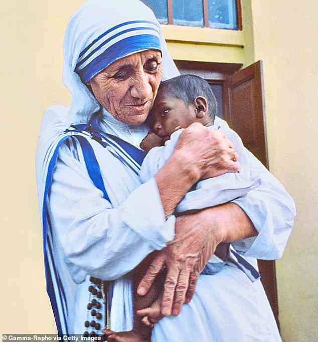 Mutter Teresa im Jahr 1979. 1910 als Agnes Gonxha Bojaxhiu in Skopje, dem heutigen Nordmazedonien, geboren, starb Mutter Teresas Vater, als sie acht Jahre alt war, was die Familie in Armut stürzte.  Sie fand Trost in der Kirche und beschloss im Alter von 12 Jahren, Nonne zu werden