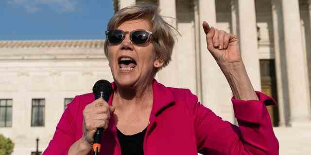 Senatorin Elizabeth Warren, D-Mass., spricht während eines Protestes vor dem Obersten Gerichtshof der USA am Dienstag, den 3. Mai 2022 in Washington.  (AP Foto/Alex Brandon)