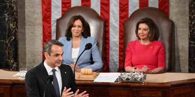 Vizepräsidentin Kamala Harris und Sprecherin des Repräsentantenhauses, Nancy Pelosi, hören zu, wie der griechische Premierminister Kyriakos Mitsotakis am 17. Mai 2022 vor einer gemeinsamen Sitzung des Kongresses im Kapitol spricht.