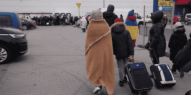 Ukrainische Flüchtlinge kommen in Polen an, nachdem sie die polnisch-ukrainische Grenze überquert haben. 