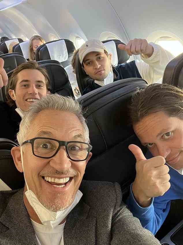 Gary Lineker twitterte am Donnerstag ein Bild von ihm und seinen drei Söhnen – Angus, 24, Harry, 28, und Tobias, 26 – im Flugzeug nach Rom