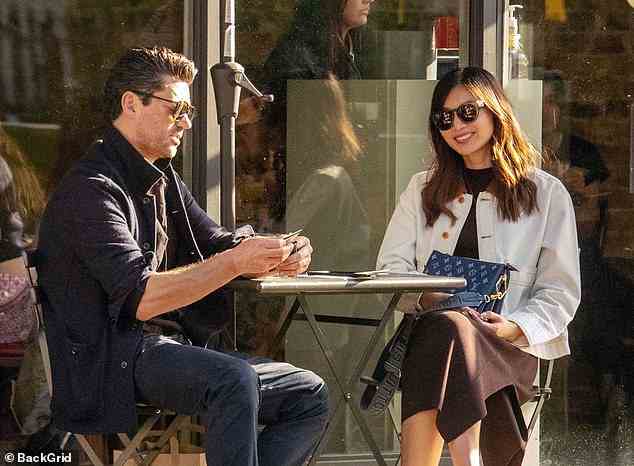 Das Leben lieben: Am Sonntag schienen Gemma Chan, 39, und ihr Freund Dominic Cooper, 43, glücklicher denn je zu sein, als sie ein Mittagessen im Freien im Londoner Stadtteil Notting Hill genossen