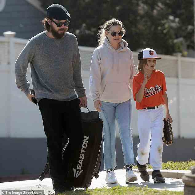 Unterstützend: Kate Hudson und ihr Verlobter Danny Fujikawa besuchten am Samstagnachmittag das Baseballspiel ihres Sohnes Bingham Hawn in Los Angeles