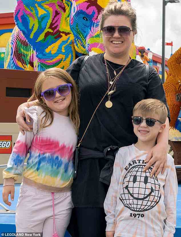 Ihre Babys: Kelly Clarkson strahlte, als sie mit ihrer Tochter River (sechs) und ihrem Sohn Remington (sieben) eine schöne Zeit im Legoland New York genoss
