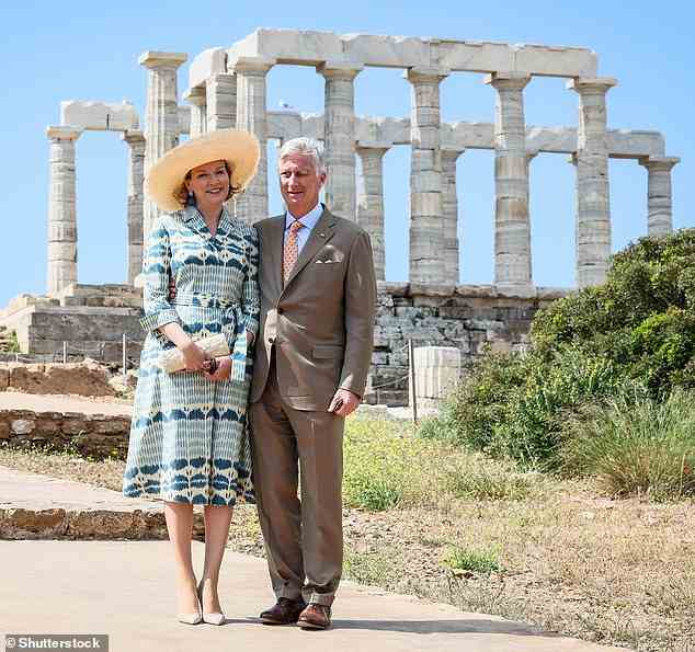 Königin Mathilde von Belgien sah am Dienstag in Sounio, Griechenland, neben König Philippe in einem schicken blau-weißen Kleid typisch elegant aus