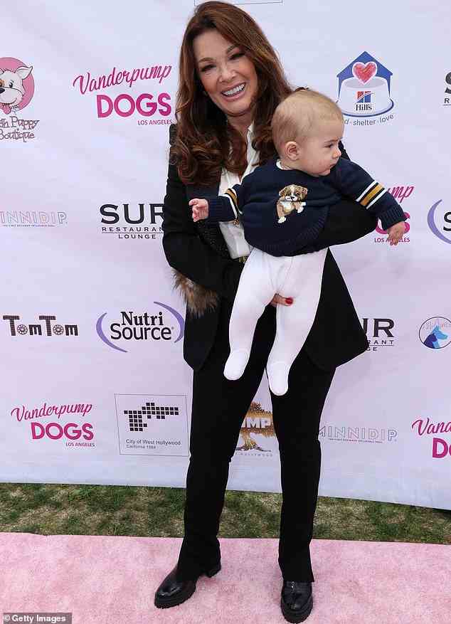 Familienzeit: Lisa Vanderpump strahlte vor Glück, als sie ihren sechs Monate alten Enkel Teddy bei einer Veranstaltung wiegte, die sie an diesem Wochenende in West Hollywood veranstaltete