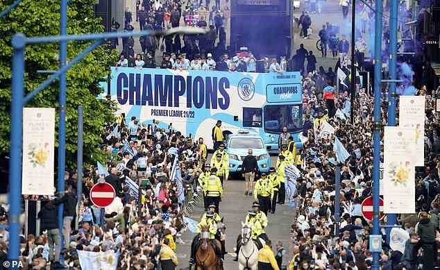 Tausende Fans strömten auf die Straßen von Manchester, um ihre titelgekrönten Helden zu begrüßen