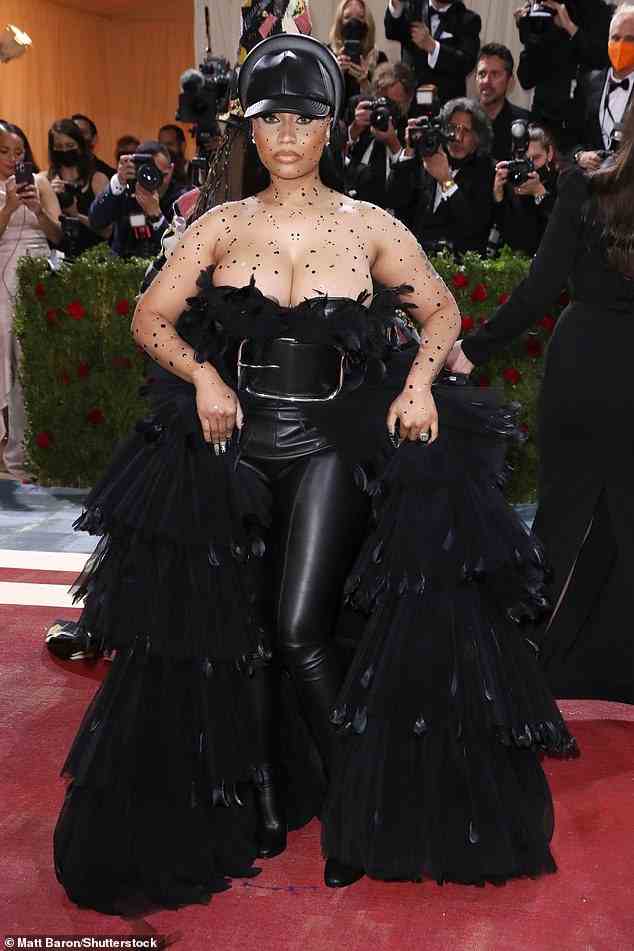 Ein Statement abgeben: Nicki Minaj kam am Montagabend in einem blendenden Look zur Met Gala, mit Kristallen, die ihre Brust, Arme und ihr Gesicht bedeckten, und trug eine schwarze Baseballmütze