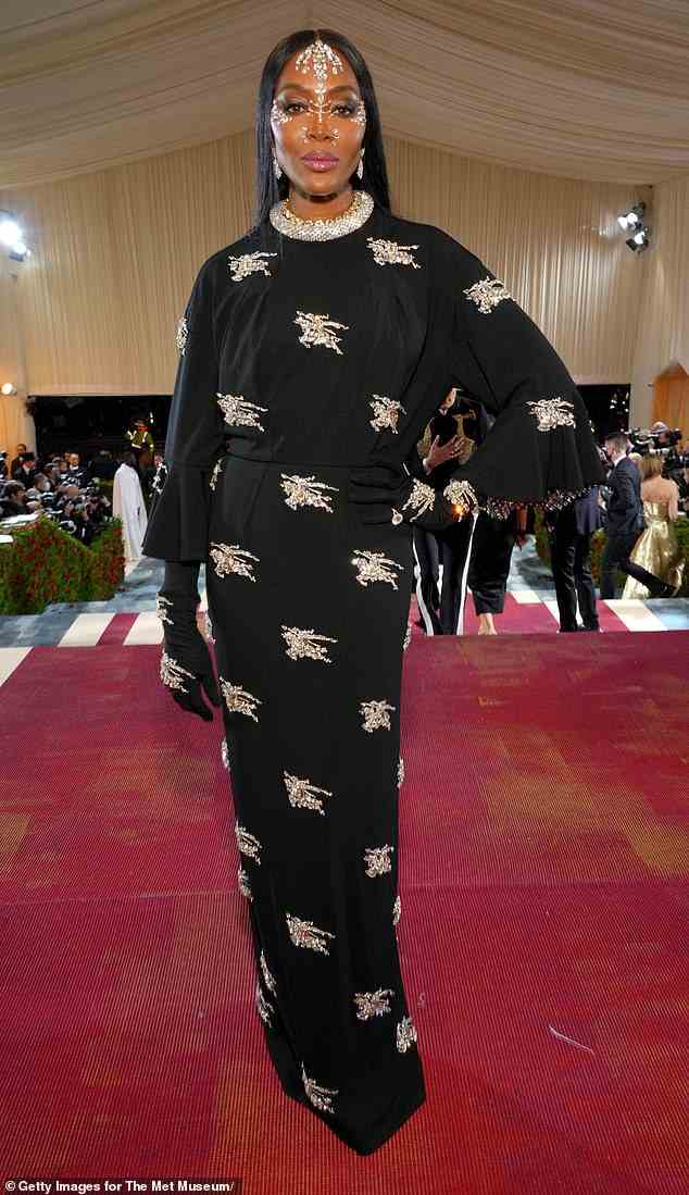 Wow: Naomi Campbell blendete in einem schwarz-silbernen Burberry-Kleid, als sie am Montagabend an der mit Stars besetzten Met Gala 2022 teilnahm