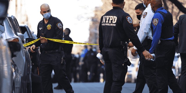 NYPD-Beamte reagieren auf den Schauplatz einer Schießerei, bei der am 06. April 2021 in New York City im Stadtteil Flatbush des Stadtteils Brooklyn mehrere Menschen verletzt wurden.
