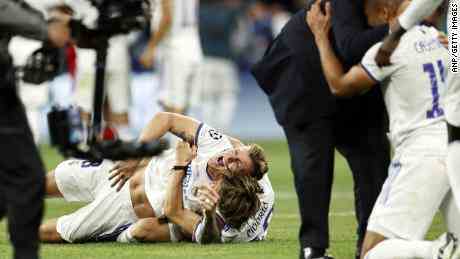 Die Spieler von Real Madrid feiern auf dem Platz den Schlusspfiff des Schiedsrichters. 