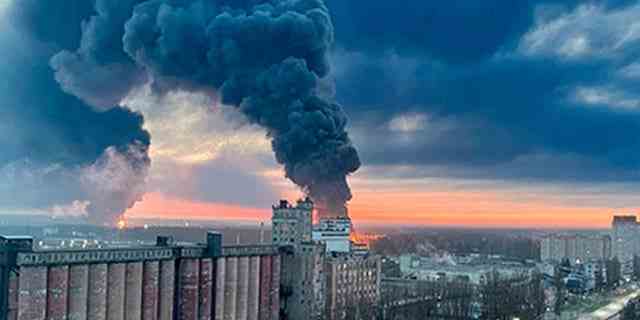 Auf einem Foto, das von einer anonymen Quelle aufgenommen wurde, steigt Rauch aus Öllageranlagen auf, die am 25. April in Brjansk, Russland, von einem Brand getroffen wurden.
