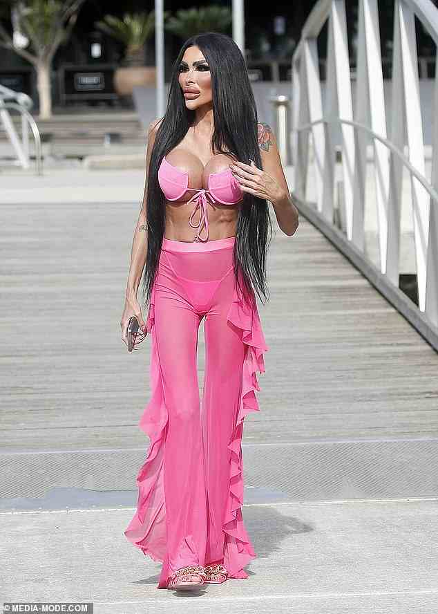 Barbie Mädchen!  Letzten Monat sah verpfuschter Star Tara Jayne plastisch fantastisch aus, als sie in Melbourne Besorgungen machte, während sie ein kaum sichtbares pinkfarbenes Ensemble trug
