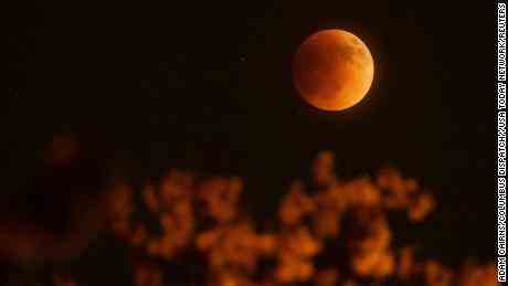 Der Mond leuchtet am Sonntag rot über Columbus, Ohio. 