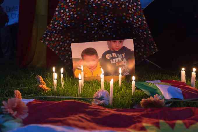 Denkmal mit Kerzen, Blumen und einem Foto von Aylan Kurdi und seinem Bruder