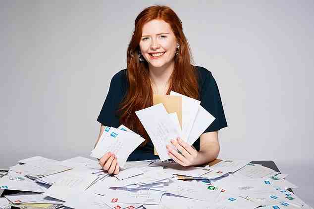 Überschwemmt: Helena Kelly von Money Mail mit einigen Ihrer Briefe, die unsere Pick Up Or Pay Up-Kampagne unterstützen