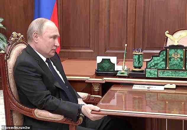 Seit Jahren kursieren Gerüchte, dass Putin (im Bild am Tisch während eines Treffens im letzten Monat) gesundheitliche Probleme hat, und sie haben sich verstärkt, seit er die Invasion der Ukraine gestartet hat