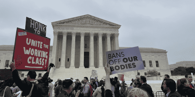 Demonstranten versammeln sich vor dem Obersten Gerichtshof, um gegen das Recht auf Abtreibung zu protestieren (Fox News Digital)