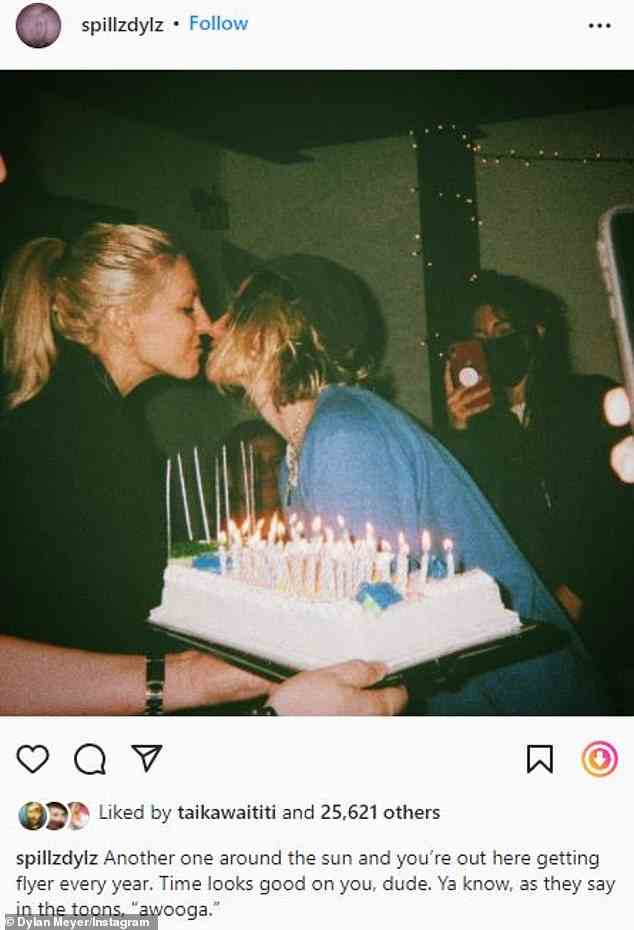 Geburtstags-Hommage: Letzten Monat wünschte Meyer Stewart alles Gute zum 32. Geburtstag, indem er ein Foto des Paares teilte, das sich zu einem Kuss vorbeugte, während ein Freund der Schauspielerin eine Geburtstagstorte hochhielt