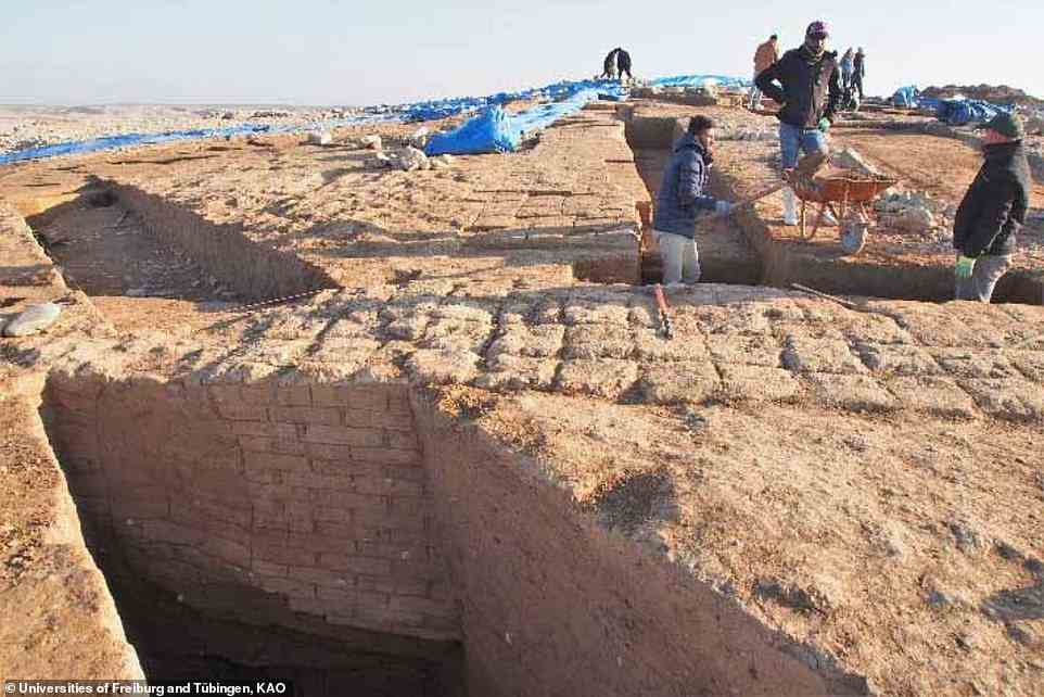 Archäologen und Arbeiter legen im alten Stadtkomplex die Mauern eines großen Gebäudes frei, das als Lagergebäude aus der Zeit des Mittani-Reiches interpretiert wird