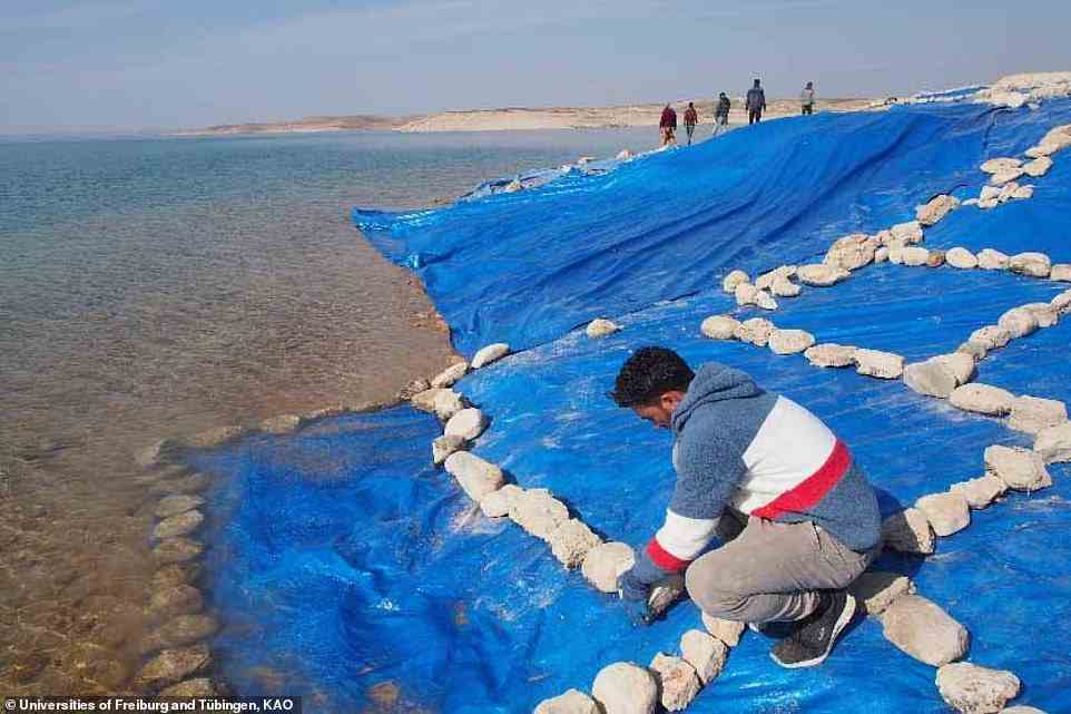 Nach Abschluss der Arbeiten des Forscherteams wurde die Baugrube großflächig mit Plastikplanen abgedeckt, um sie vor dem ansteigenden Wasser des Mossul-Stausees zu schützen