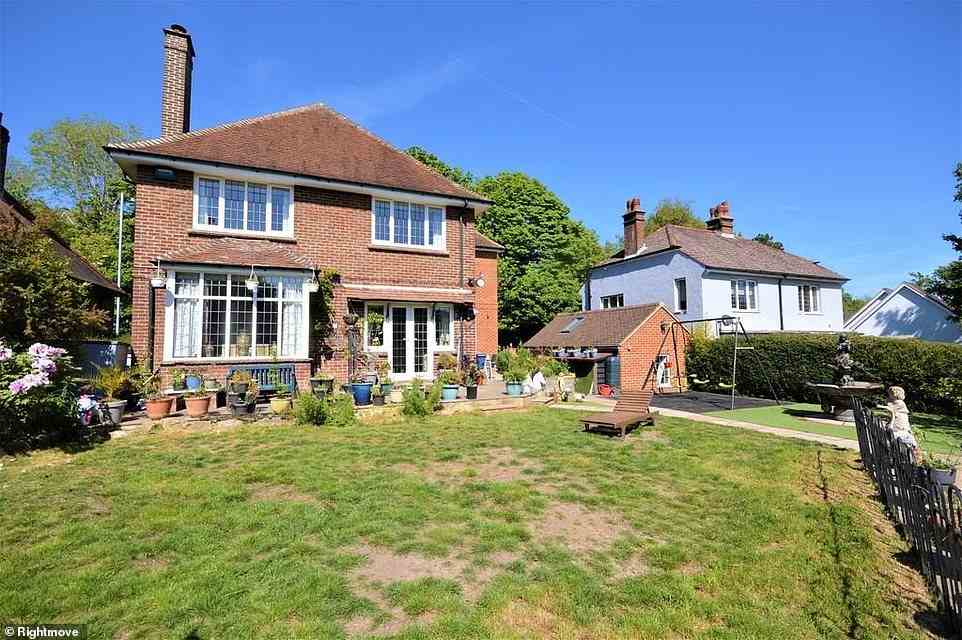 Dieses Einfamilienhaus mit vier Schlafzimmern in Dover, Kent, steht für 650.000 £ zum Verkauf und wird von Immobilienmaklern von Andrew & Co verkauft