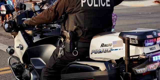 Ein Beamter der Polizei von Rialto auf einem Motorrad. 