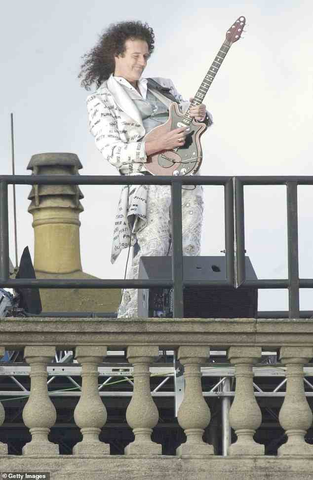 Geschichte schreiben: Es wird 20 Jahre dauern, nachdem Gitarrist Brian May God Save The Queen auf dem Dach des Buckingham Palace während einer Show anlässlich des Goldenen Jubiläums im Jahr 2002 aufgeführt hat