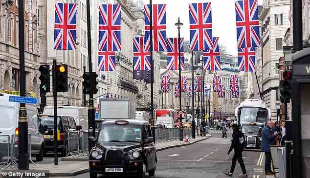 Machen Sie sich bereit, Ihre Hoheit: London hat sich mit Strömen von Union Jack-Wimpelketten auf die Feierlichkeiten vorbereitet