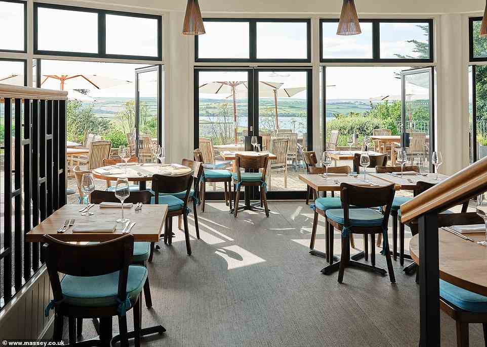 Auf dem Bild ist das Brasserie-Restaurant des Hotels zu sehen, wo sich die Türen auf die Terrasse öffnen und im Sommer Grill-Mittagessen serviert werden