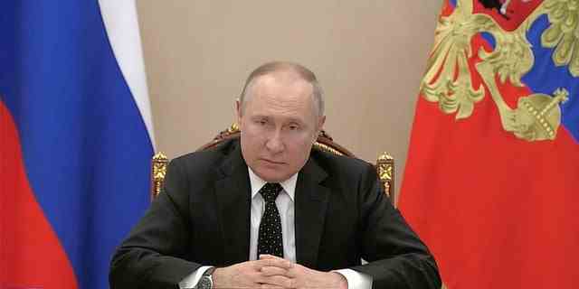 Der russische Präsident Wladimir Putin spricht darüber, die nuklearen Abschreckungskräfte am 27. Februar in Moskau in höchste Alarmbereitschaft zu versetzen.