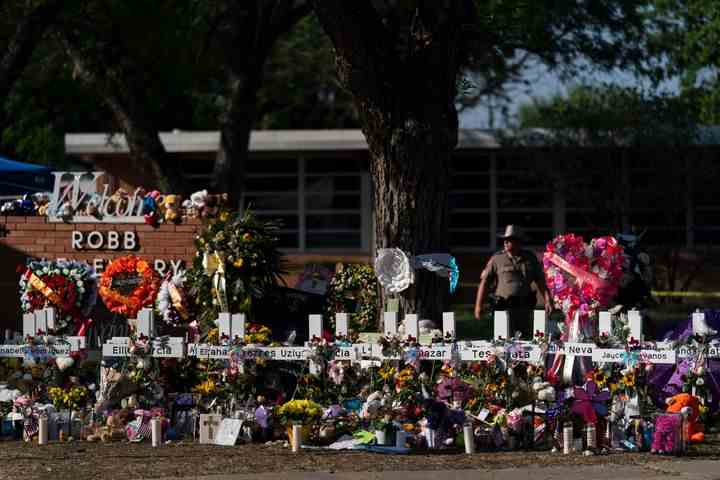 Blumen und Kerzen werden um Kreuze an einem Denkmal vor der Robb Elementary School gelegt, um die Opfer zu ehren, die am Samstag, den 28. Mai 2022 in Uvalde, Texas, bei den Schießereien in der Schule in dieser Woche getötet wurden. (AP Photo/Jae C. Hong, Akte)