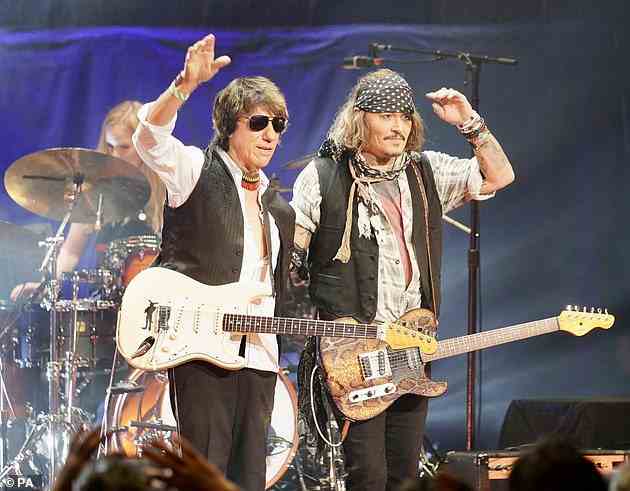 Auftritt: Johnny kam am Montag- und Dienstagabend zu Beck in die Royal Albert Hall im Westen Londons, nachdem er am Sonntag die Fans mit einem Auftritt in der Sheffield City Hall überrascht hatte